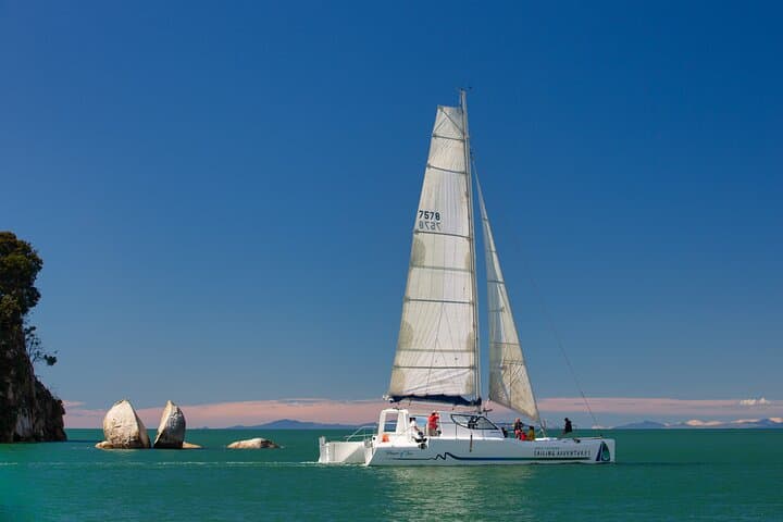 Anchorage Walk and Sail: Abel Tasman Coastal Track Walk and Afternoon Sail to Kaiteriteri