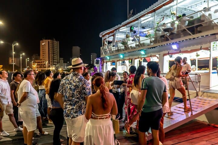 Cartagena White Night Boat Party: Buffet Dinner & Open Bar in the Bay