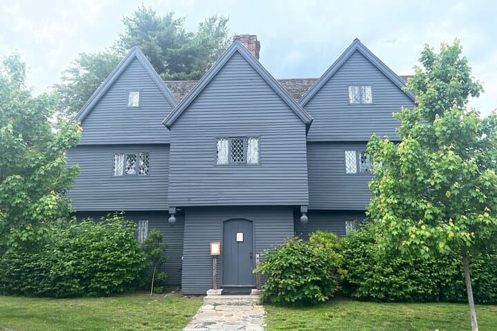 Salem Hocus Pocus Movie Locations Walking Tour — Visit Allison's House & Salem Common photo 5