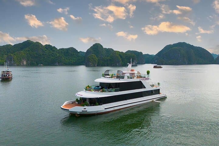 Lan Ha Bay Day Cruise: Luxury D'Charme Cruise from Cat Ba