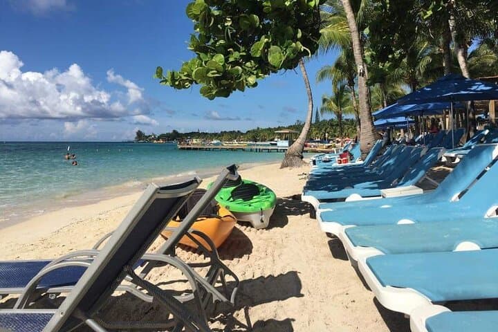 Roatán West Bay Beach Day Pass — Private Resort Access & Snorkeling photo 2