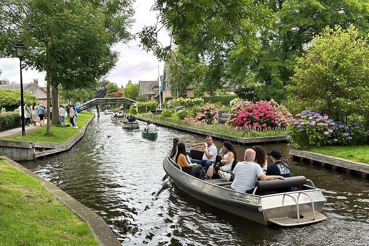 Giethoorn Day Trip from Amsterdam: Private Tour with Canal Boat