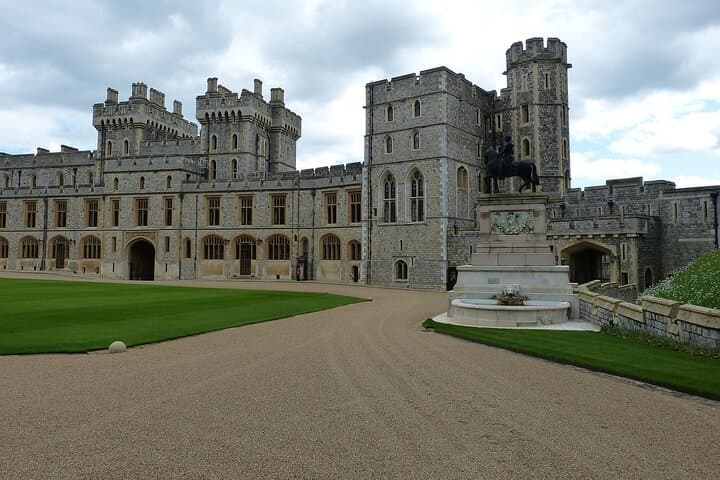 Windsor Castle and Stonehenge Private Day Tour: Skip-the-Line Passes & Transport