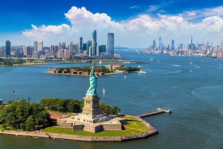 Statue of Liberty to Happy Hour: Liberty & Ellis Island plus Hudson River Cruise