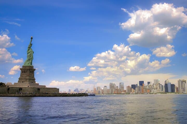 Statue of Liberty to Happy Hour: Liberty & Ellis Island plus Hudson River Cruise photo 2