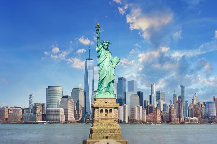 Statue of Liberty to Happy Hour: Liberty & Ellis Island plus Hudson River Cruise photo 3