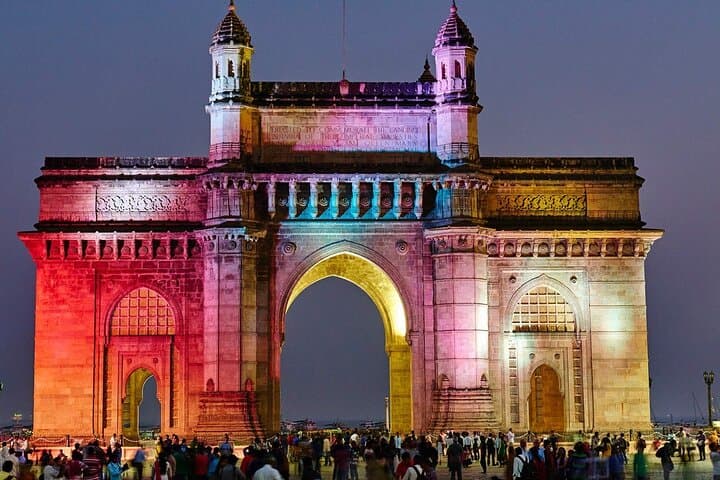 Discover Mumbai's Nightlife: City Tour with Dinner
