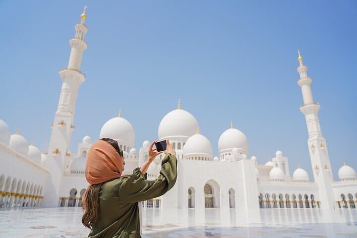 Abu Dhabi Day Trip from Dubai: Sheikh Zayed Mosque, Qasr Al Watan & Corniche