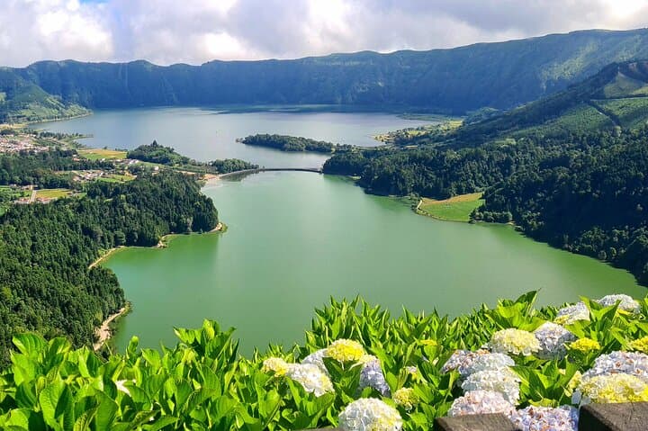 Sete Cidades & São Miguel Pineapple Plantation: Half-Day Private Tour from Ponta Delgada
