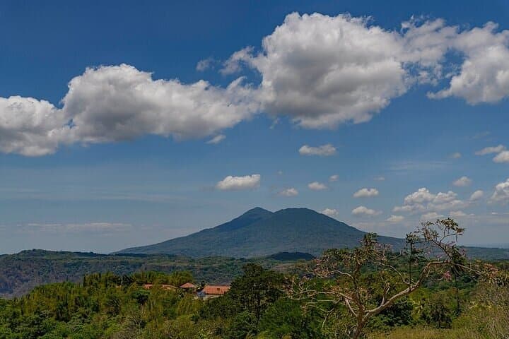 Explore Nicaragua in a Day: Volcanoes, Lakes & Colonial Heritage from Costa Rica photo 3