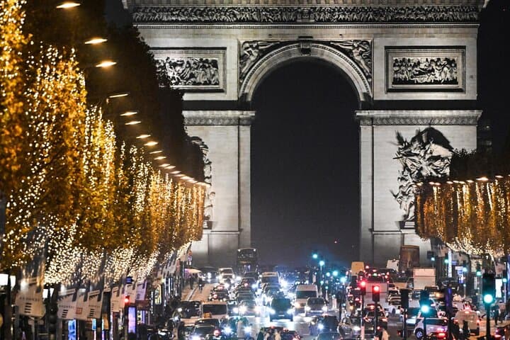 Rolls-Royce Paris Full-Day Luxury Sightseeing Tour — Eiffel, Champs-Élysées & Montmartre photo 4