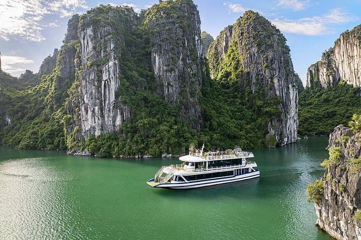 Luxury Day Cruise to Ha Long Bay with Jacuzzi, Kayaking & Sung Sot Cave photo 1