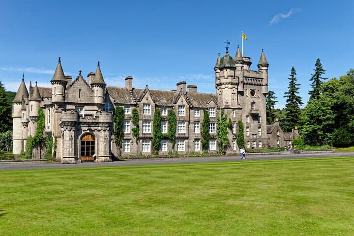 Private Balmoral Castle & Royal Lochnagar Distillery Tour from Inverness