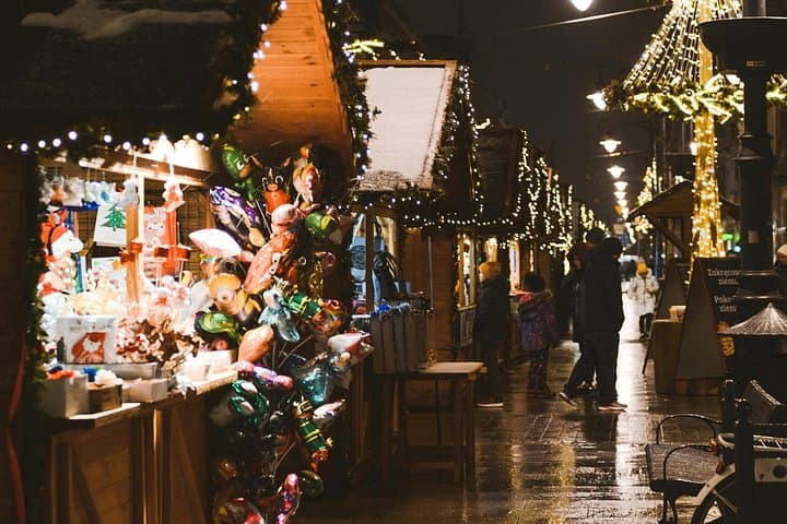 Salisbury and Winchester Christmas Markets Day Tour from London photo 4