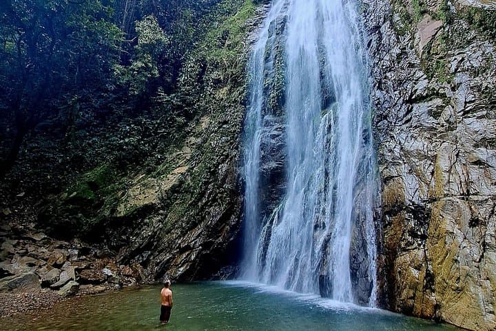 Swim Under El Tagual: Day Hike and Waterfall Swim from Medellín