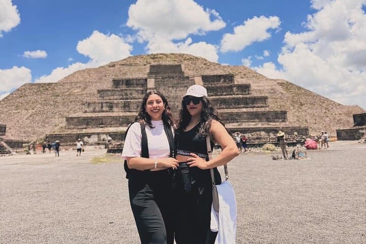 Teotihuacan Private Equinox Tour with Cave Breakfast and Guided Pyramids Visit