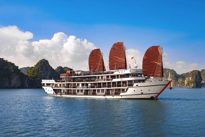 Luxury Halong Bay Overnight Cruise with Ninh Binh Drop-Off photo 5