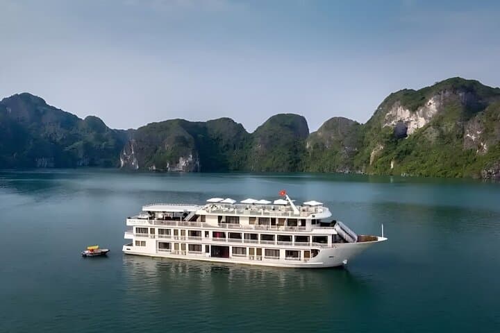 Luxury Halong Bay Overnight Cruise with Ninh Binh Drop-Off photo 6