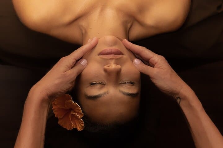Private 90-Minute Hawaiian Massage in Honolulu — Hot Stones, Aromatherapy & Custom Techniques photo 2