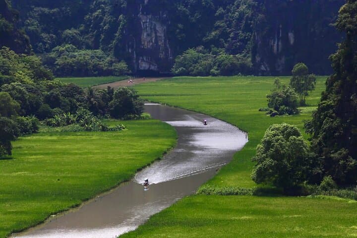 Day in Ninh Binh: Hoa Lu, Trang An Sampan & Mua Cave Climb