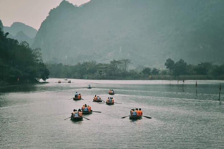 Day in Ninh Binh: Hoa Lu, Trang An Sampan & Mua Cave Climb photo 5