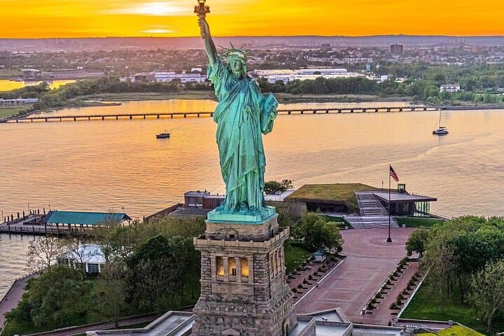 Statue of Liberty Skip-the-Queue Tour with Audio Guide — Liberty & Ellis Islands photo 2