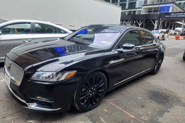 Private Round-Trip Transfer: EWR Newark Airport to New York City photo 1