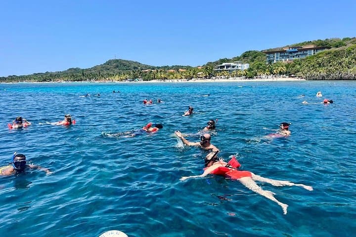 Roatán 3-Stop Snorkel: Starfish, Blue Channel & Turtle Crossing Experience photo 4