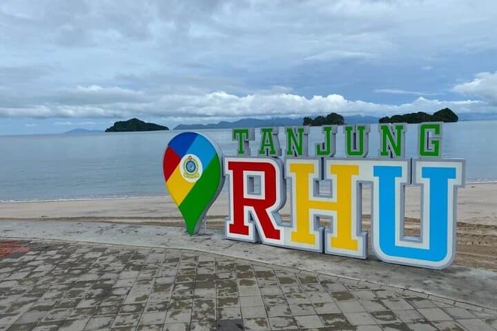 Private Half-Day Langkawi Tour — Eagle Square, Durian Perangin & Tanjung Rhu photo 3