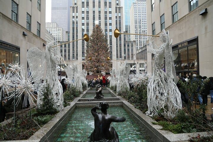 Fifth Avenue Holiday Lights Walking Tour: Rockefeller Tree & Festive Windows