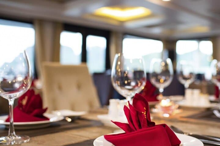 Overnight La Stellar Cruise: 2-Day Halong Bay Escape with Kayaking & Caves