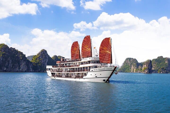 Overnight La Stellar Cruise: 2-Day Halong Bay Escape with Kayaking & Caves photo 2