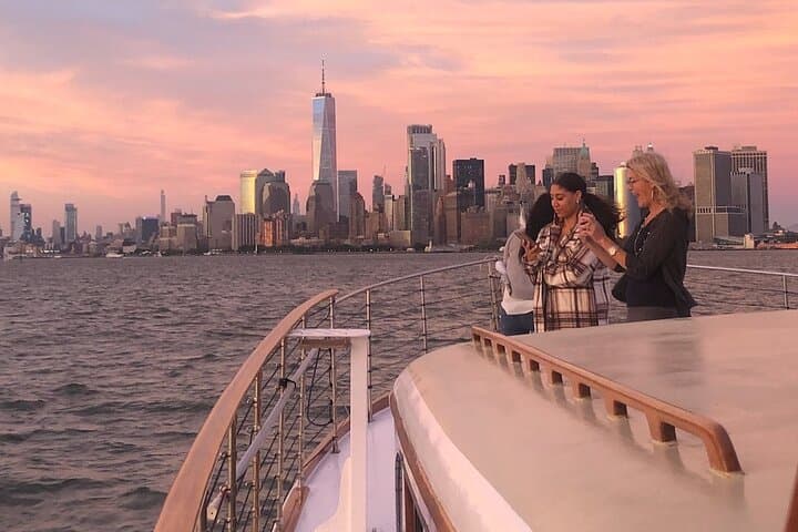 New York City Sunset and Daytime Sightseeing Cruise on a 1950s-Style Yacht photo 5