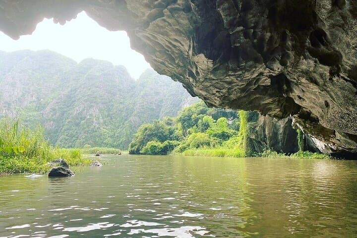 Hoa Lu to Tam Coc Luxury Day Tour: Tam Coc Boat Ride, Hoa Lu Temples & Cycling photo 3