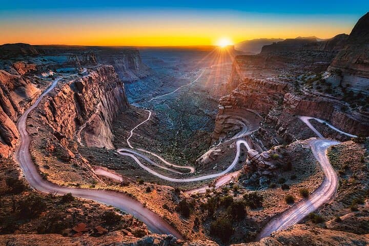 Canyonlands Backcountry 4x4 Tour: Shafer Trail, Musselman Arch & Petroglyphs