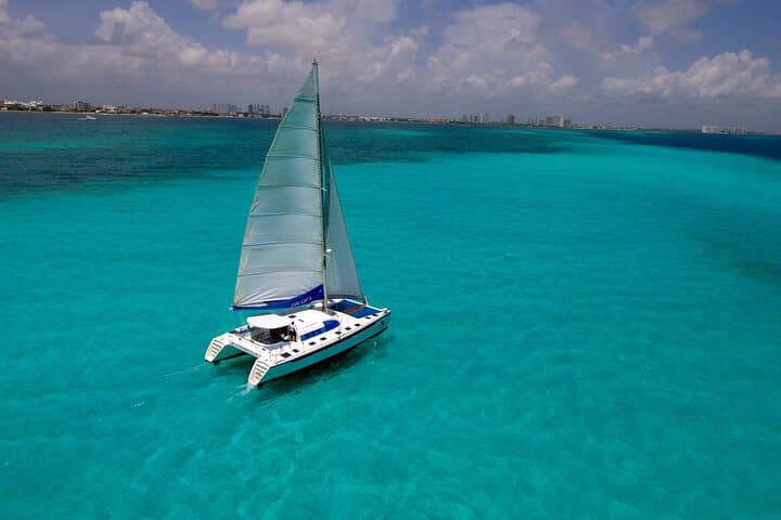 Catamaran Sailing to Isla Mujeres from Cancun: 5-Hour Snorkel, Beach & Open-Bar Escape