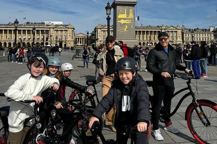 Paris Main Sights Bike Tour: 3-Hour Guided Ride Past the Eiffel & the Louvre photo 2