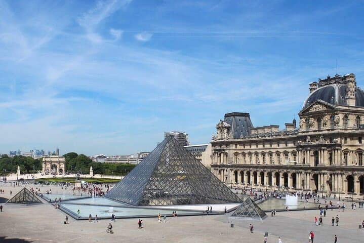 Paris Private 4-Hour Photoshoot with Wine Tasting at Eiffel & Louvre photo 5