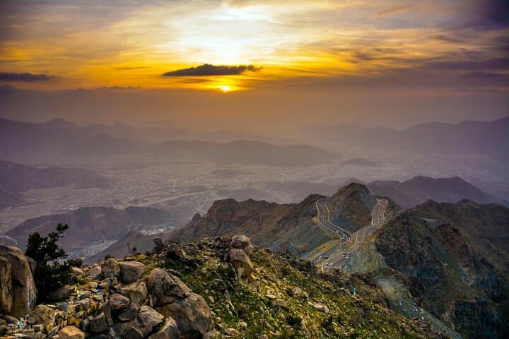 Hike Taif’s Meteor Trail & Wadi Al Mukhadah: Sunset Hike and Rose-Farm Visit photo 5