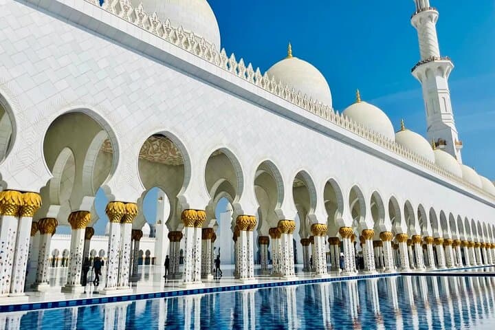 Abu Dhabi Day Trip from Dubai: Sheikh Zayed, Heritage Village & Ferrari World