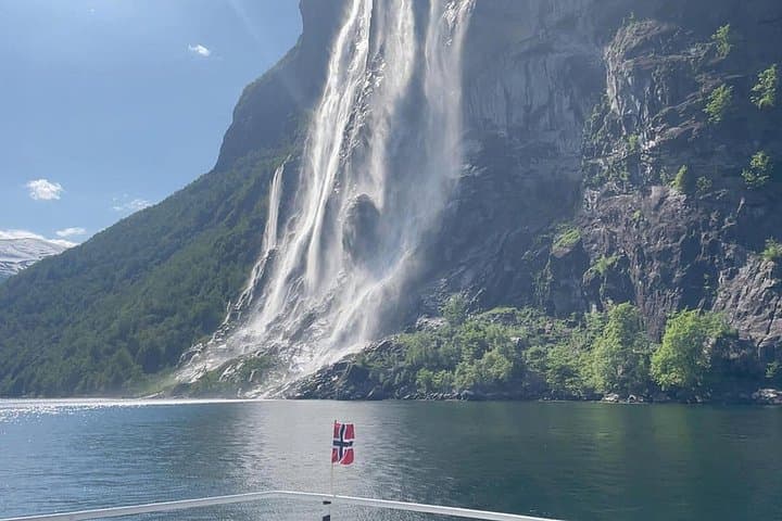 Geiranger Fjord Waterfall Tasting Cruise: Seven Sisters & Friaren Stop