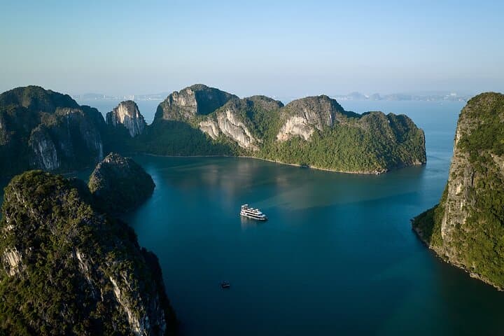 Halong Bay Day Cruise on IRIS: Kayaking, Caves & Sunset Canapé Party photo 2