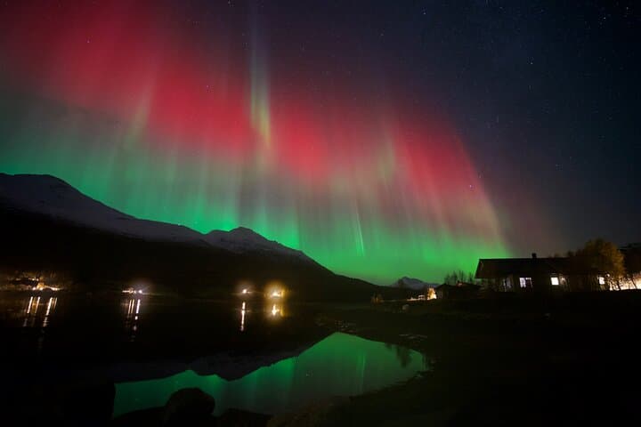 Tromsø Northern Lights Chase: Guided Aurora Tour with Hot Meal & Thermal Suits