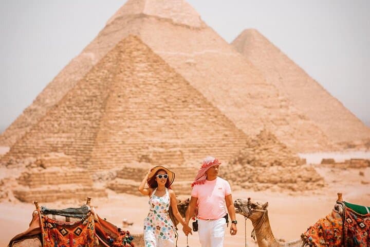 Private Giza Pyramids Tour with Camel Ride and Two-Hour Nile Dinner Cruise