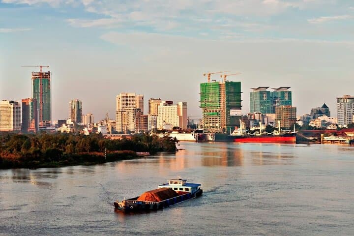 Saigon Full-Day: Independence Palace, Cho Lon Market & Cu Chi Tunnels