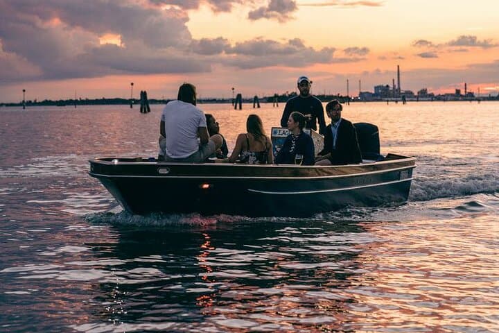Private Venice Boat Tour: Canals, Giudecca & Sunset History Cruise photo 4