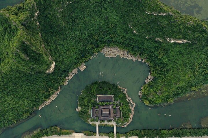 Ninh Binh Day Trip from Hanoi: Mua Peak, Trang An Boat & Hoa Lu photo 6