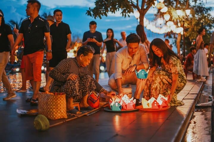 Hoi An Night Lantern Photoshoot & Hoai River Boat Experience photo 5