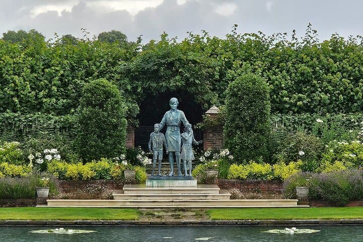 Royal Kensington Walking Tour: Kensington Palace, V&A & Garden Strolls photo 4