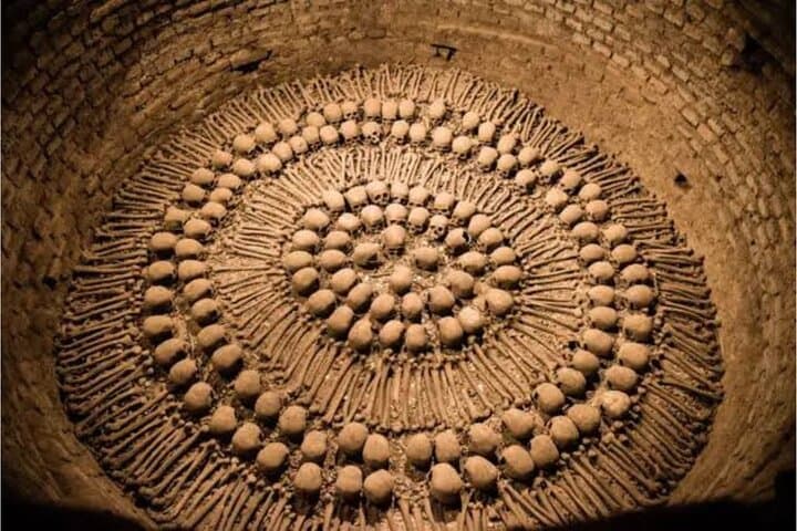 Lima walking tour: Miraflores, Centro & San Francisco Catacombs with bus ticket